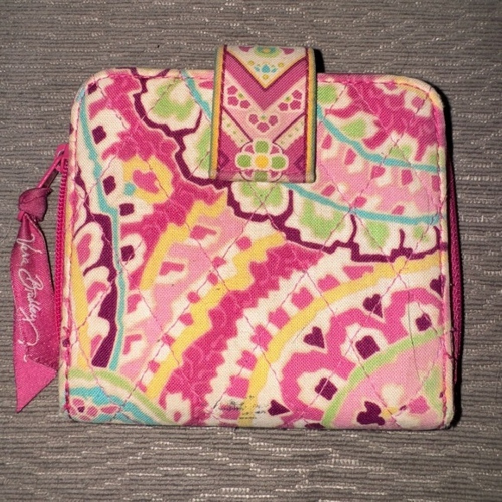 Vera Bradley Wallet Pink‎ Paisley credit card license holder.